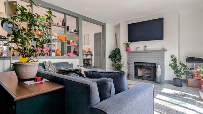 Building Photo - 2 Bed 1.5 Bath Condo