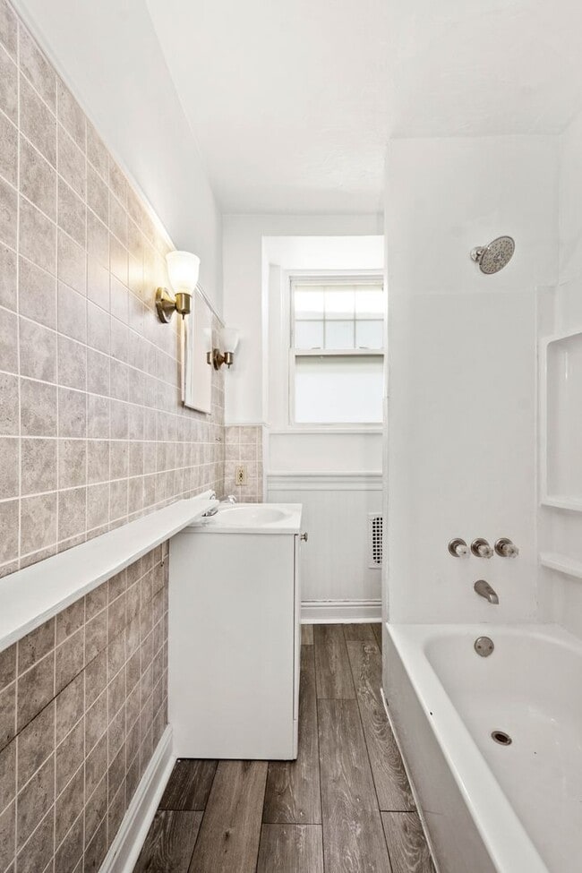 Building Photo - Gorgeous 3 Bedroom House in Beechview available July 1!