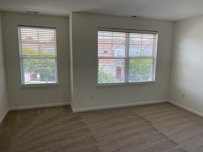 Building Photo - Beautiful Norfolk Waterfront Condo!