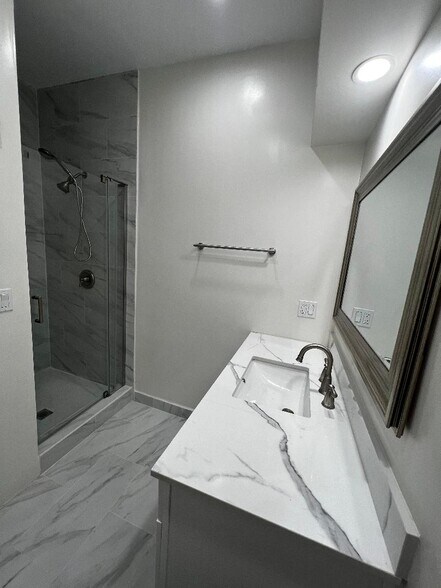 Building Photo - 7435 Encino Ave