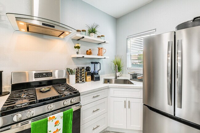 Building Photo - 226 E 10th St