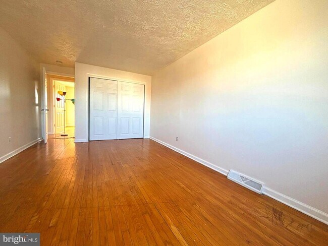 Building Photo - 819 Creek Rd