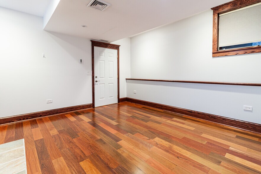 Building Photo - 1019 W Oakdale Ave