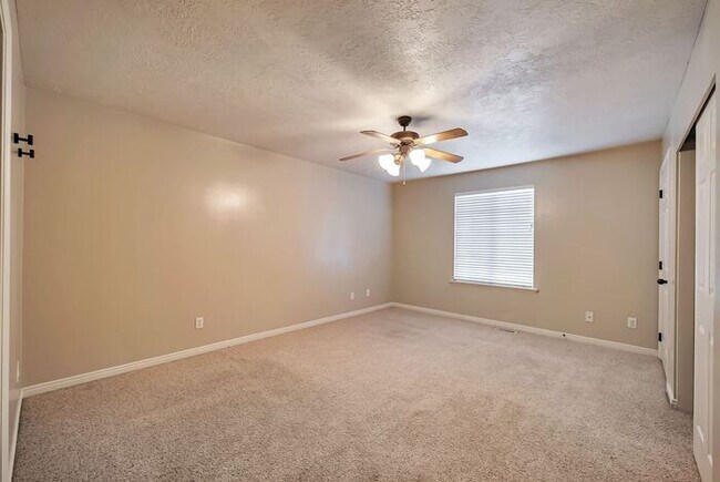 Building Photo - Beautiful Riverton Townhome in Gated Community w 1 car garage attached