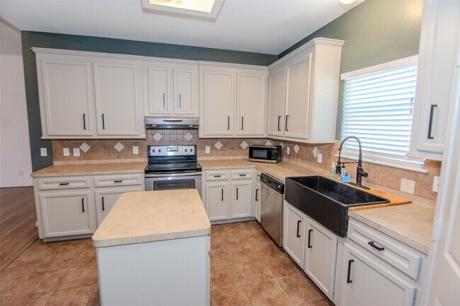 Building Photo - 13570 Miller Ln