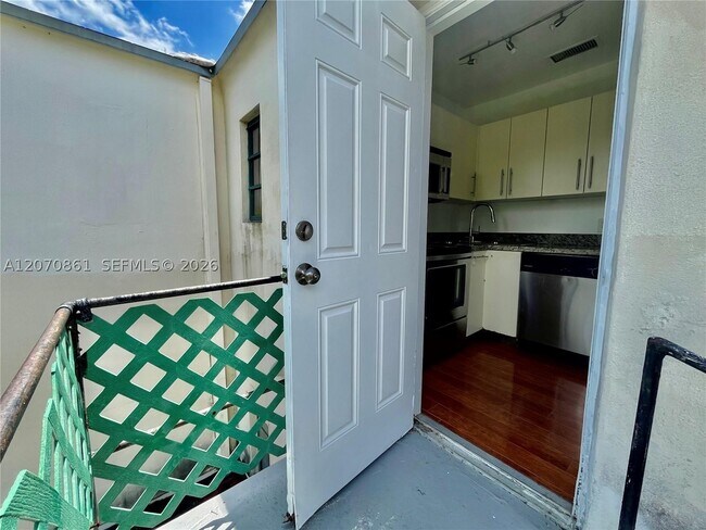 Building Photo - 525 NE 65th St