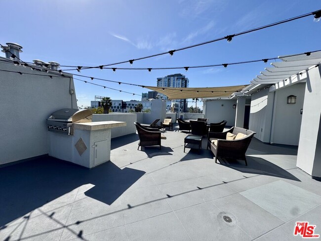 Building Photo - 6038 Carlton Way