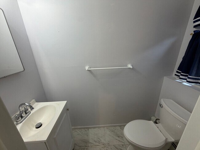 Building Photo - 536 Skylark Dr