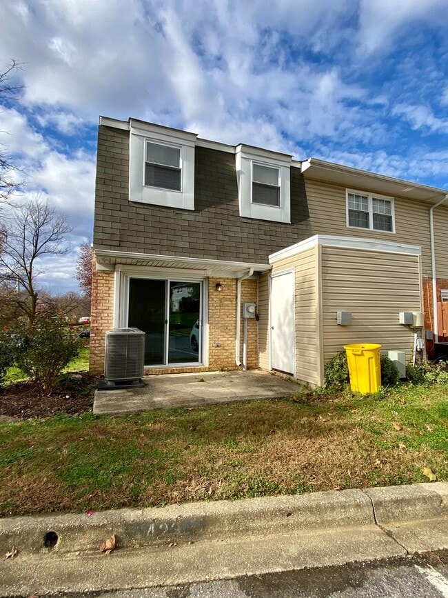 Building Photo - 2 Bedroom Townhouse in Hilltop Village!