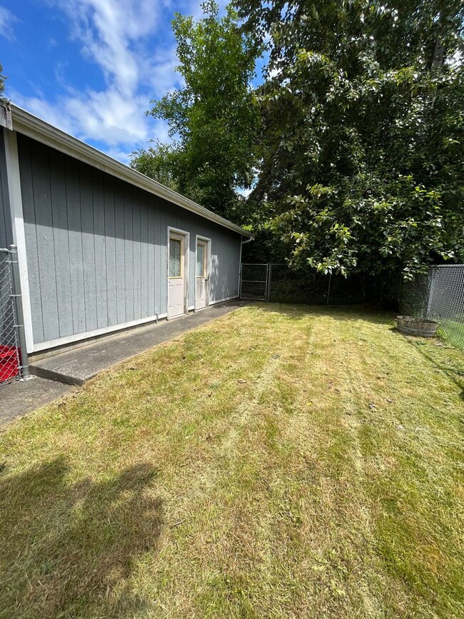 Building Photo - 3 Bed 1.5 Bath Townhouse w/ Garage Close t...