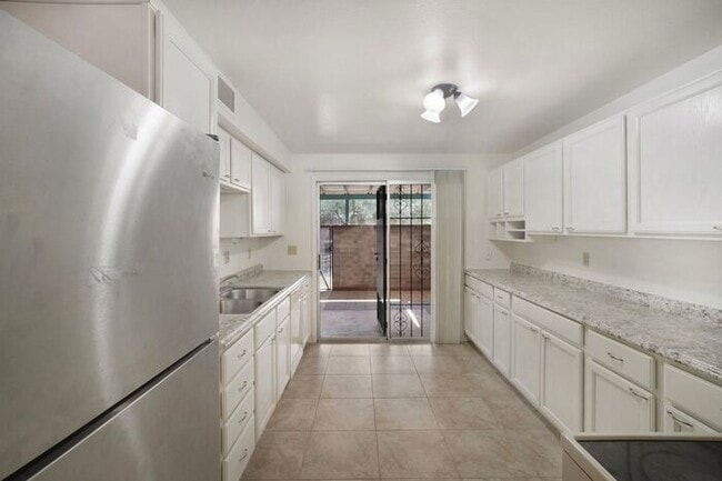 Building Photo - Pending/Rented – Pet-Friendly 2 Bedroom Ho...