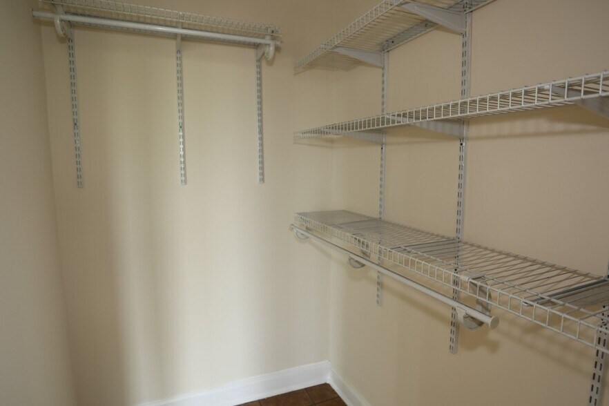 Building Photo - 4619 N Paulina St