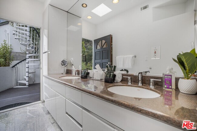 Building Photo - 8507 Franklin Ave