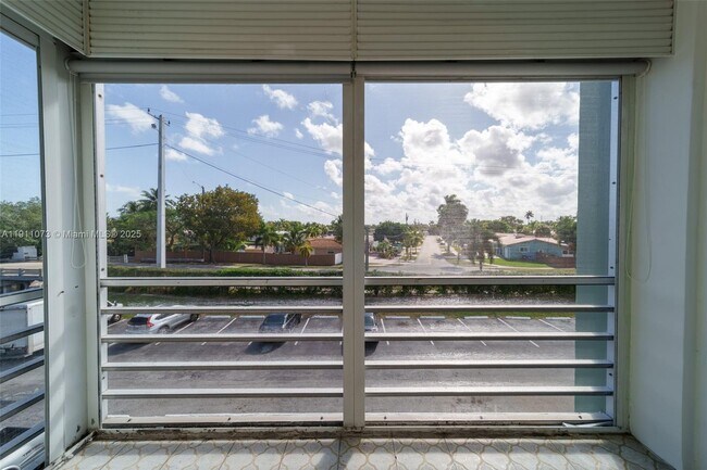 Building Photo - 2741 Taft St