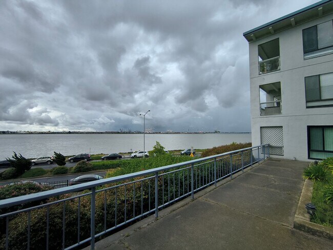 Building Photo - $500 MOVE IN SPECIAL!!! BEAUTIFUL STUDIO AVAILABLE AT WATERGATE COMMUNITY IN EMERYVILLE!!!