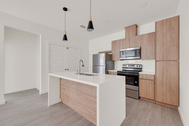 Building Photo - 1502 W Platinum Dr