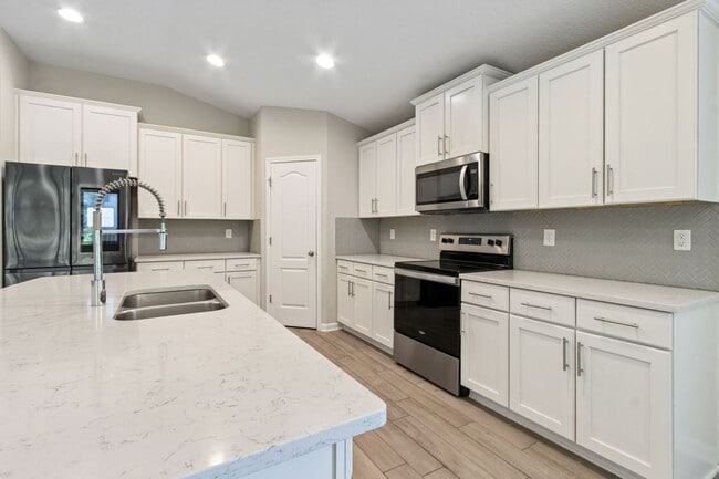 Building Photo - Modern 4BR Home with 3 Full Baths in River Glen | Screened Porch & Resort-Style Amenities