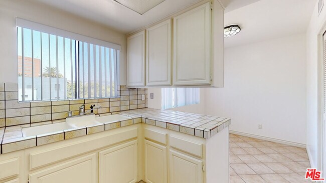 Building Photo - 144 N Hamilton Dr