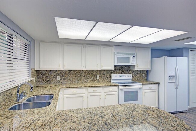 Building Photo - 17910 Navajo Trail Dr