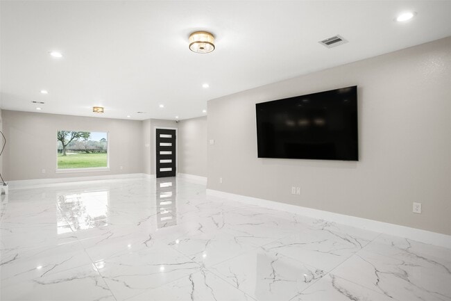 Building Photo - 4002 Dixie Farm Rd