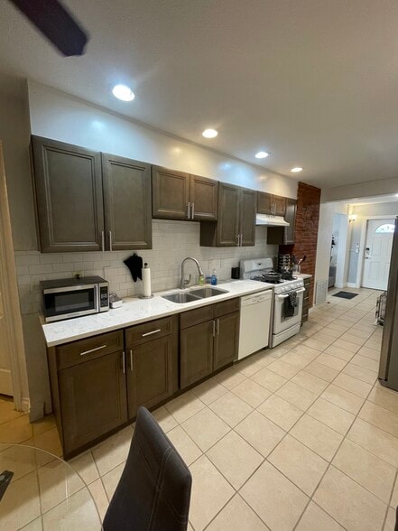 Building Photo - 3108 N Clay St