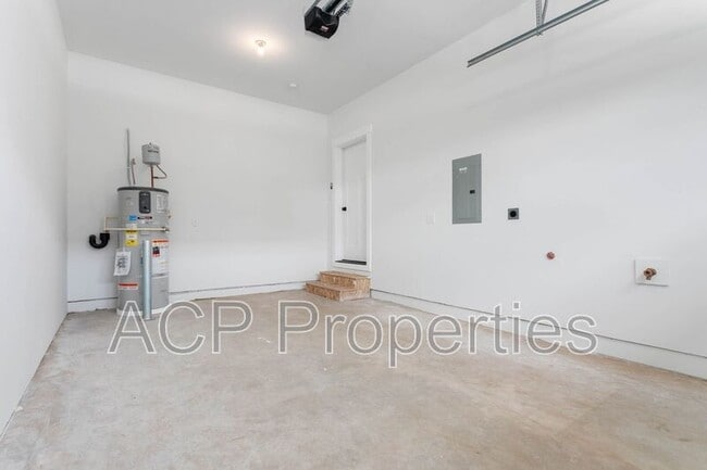 Building Photo - 2205 DeJong Dr