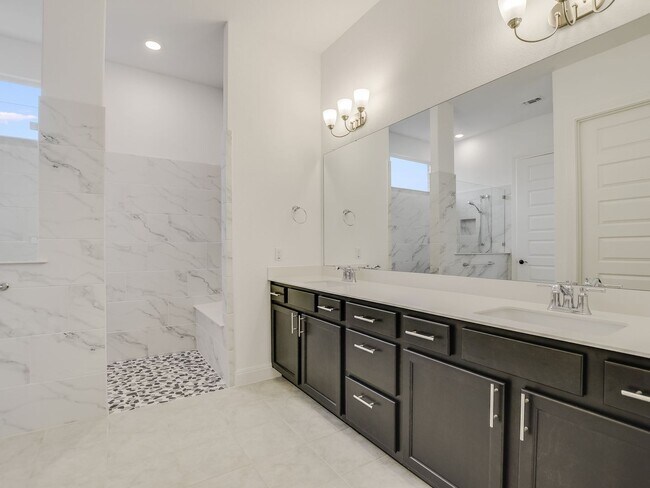 Building Photo - ONE-STORY Home in Marble Falls - 2932 SF with THREE-CAR GARAGE - On a CUL-DE-SAC!