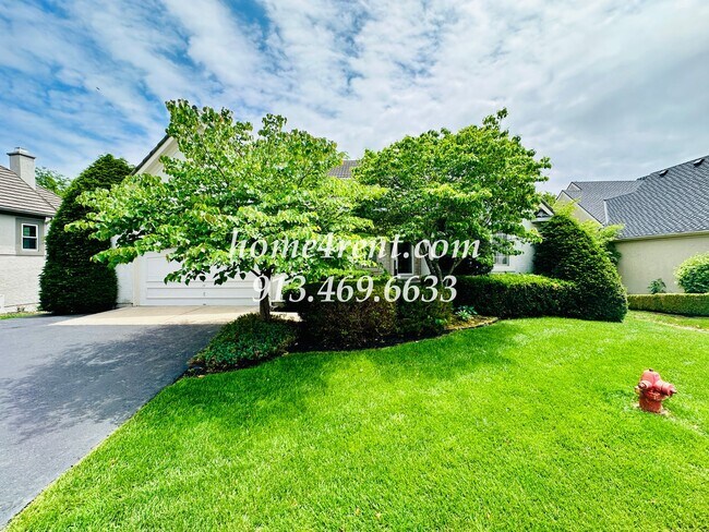 Building Photo - Exceptional 1.5 Story Home in the Prestigious Loch Lloyd Community!