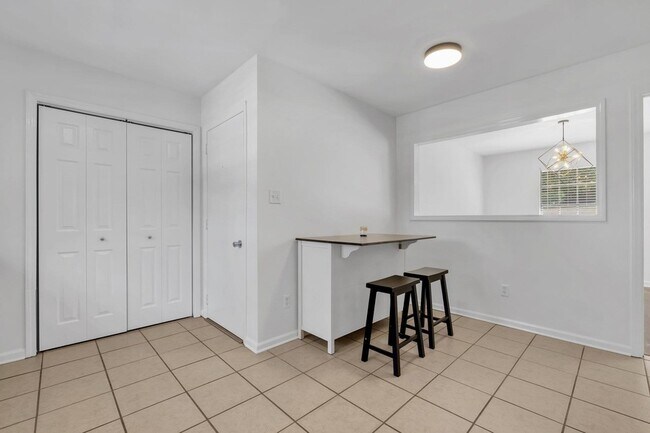 Building Photo - 890 Richardson Rd