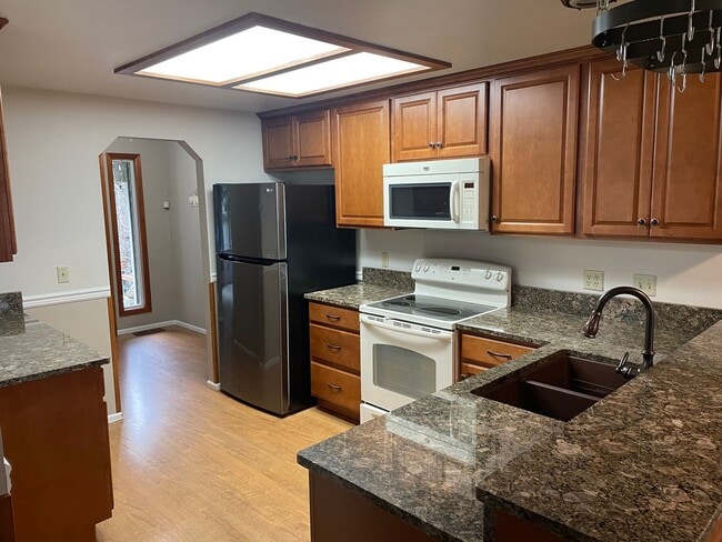 Building Photo - ***PENDING APPLICATION***Fantastic 3 Bedroom Home with Fenced Yard and Garage!