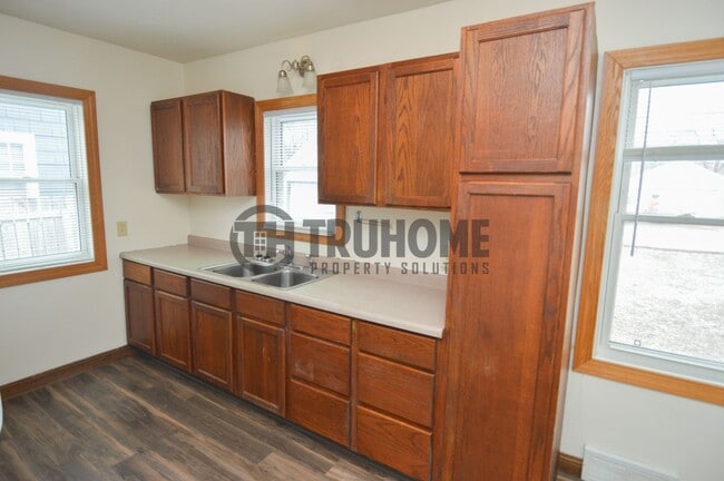 Building Photo - Spacious 5-Bedroom Home – Pet-Friendly and...
