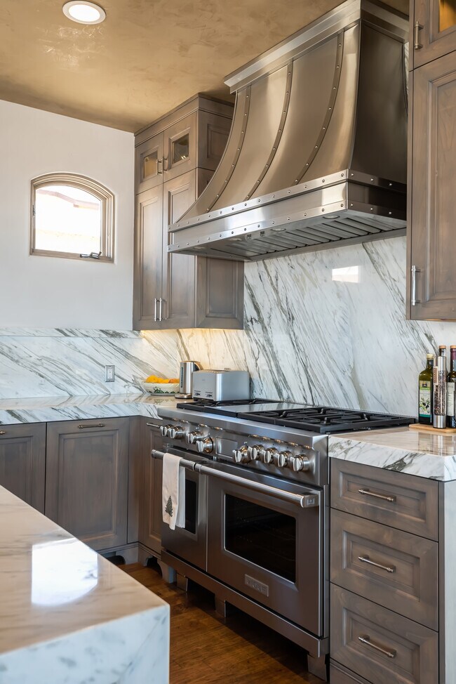 Building Photo - 221 30th St