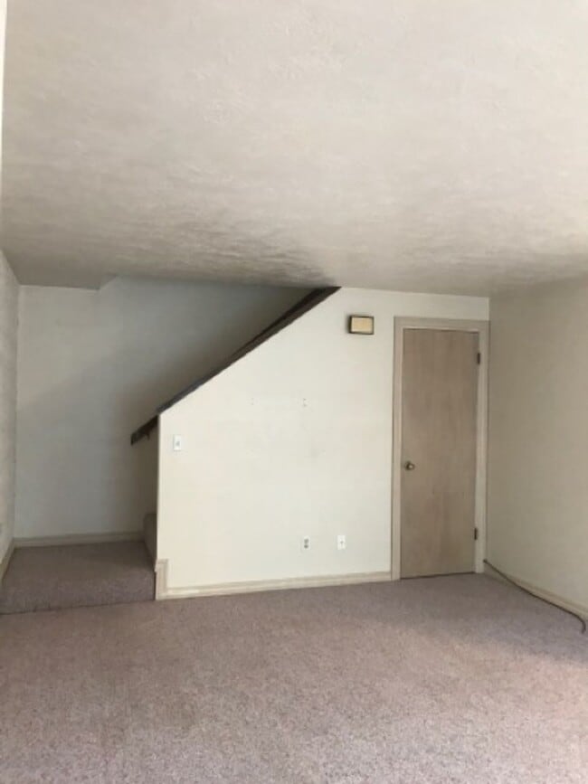 Building Photo - 787 Meadows Dr