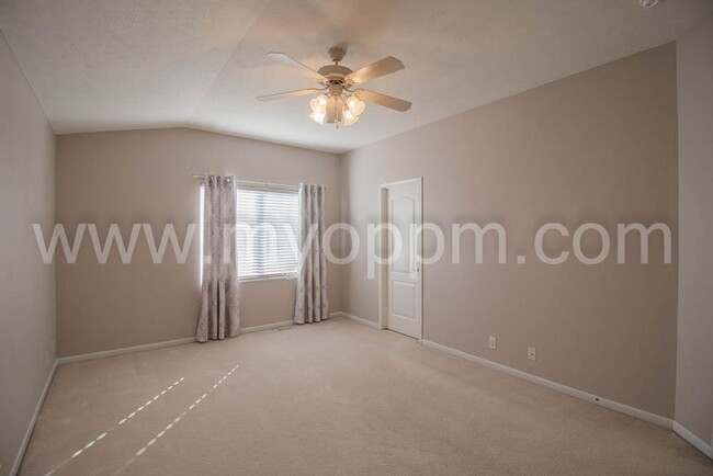 Building Photo - Spacious 3 Bedroom house at 168th and Maple