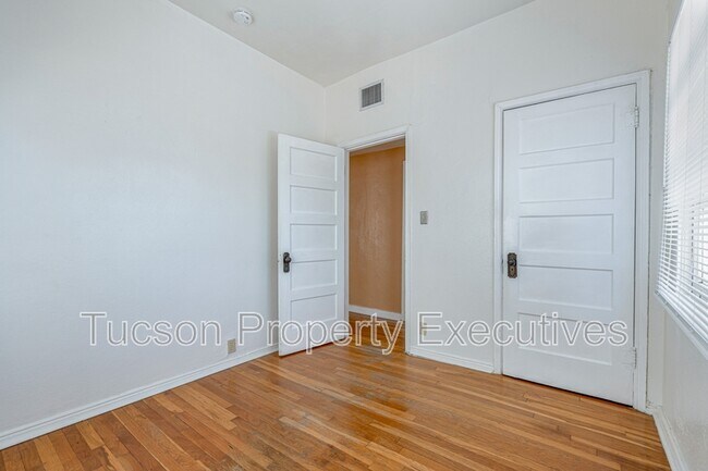 Building Photo - 1220 N Olsen Ave