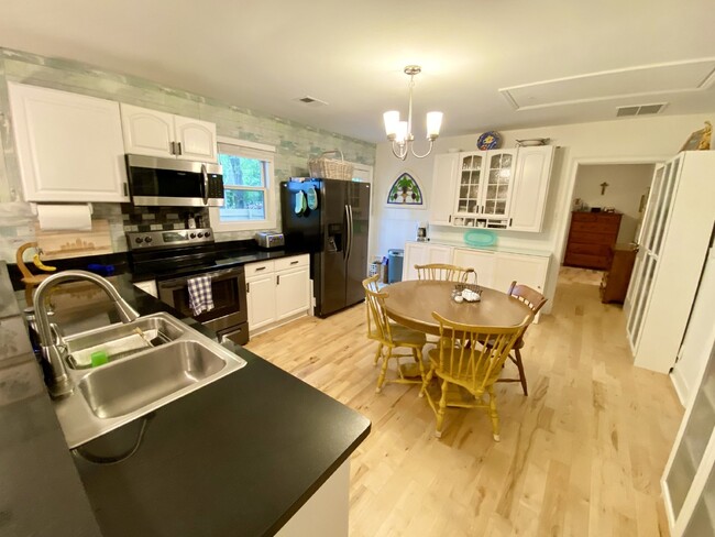 Building Photo - Furnished Old Town Bluffton Cottage