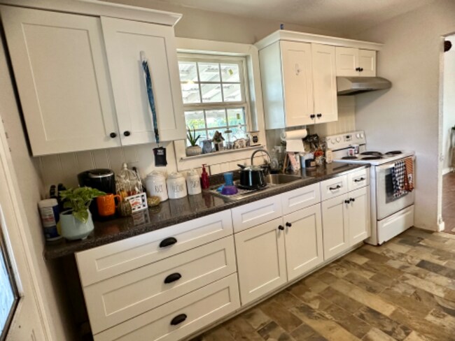 Building Photo - 1565 FM 35