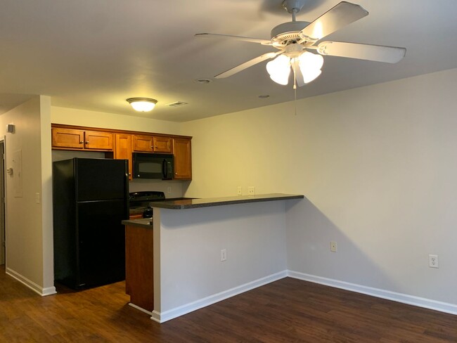 Building Photo - 3 bed 3 bath Townhome -1/2 OFF FIRST FULL ...