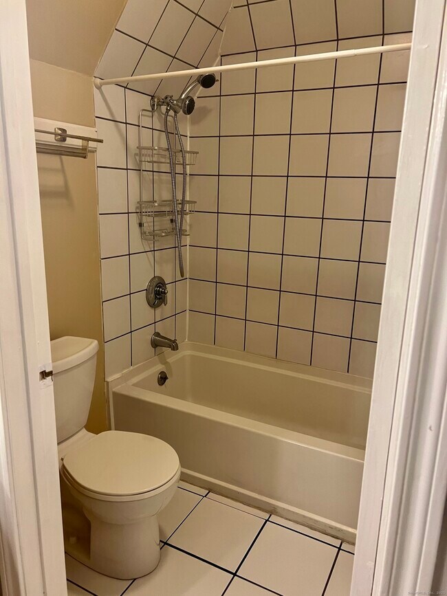 Building Photo - 523 Old Pond Ln