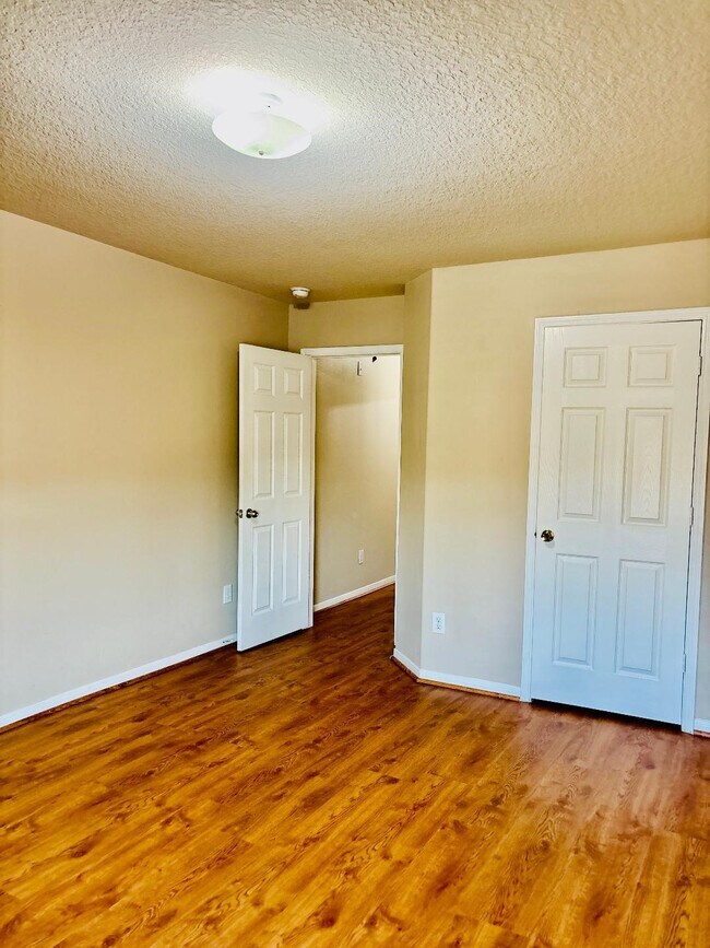 Building Photo - 9947 Valance Way