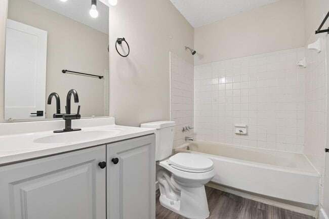 Building Photo - 1385 Country Side Dr
