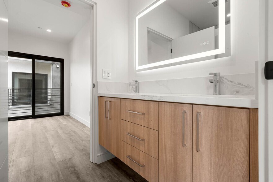 Building Photo - 1920-1922 S Sherbourne Dr