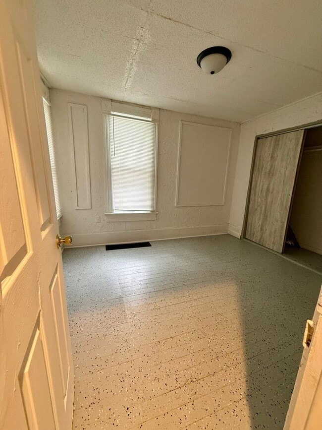 Building Photo - Single Family Home