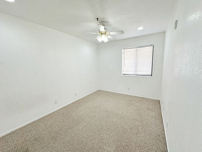 Building Photo - 1 BEDROOM 1 BATH DOWNSTAIRS CONDO