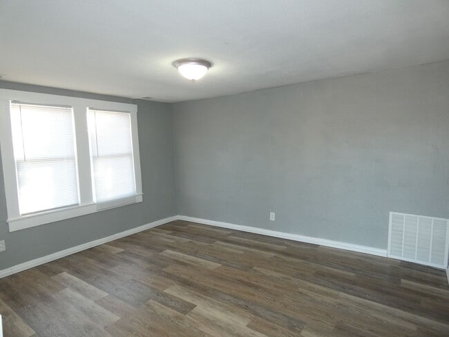 Building Photo - 3 bedroom, 1 bath