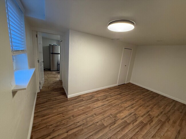 Building Photo - 948 Poinsettia Dr