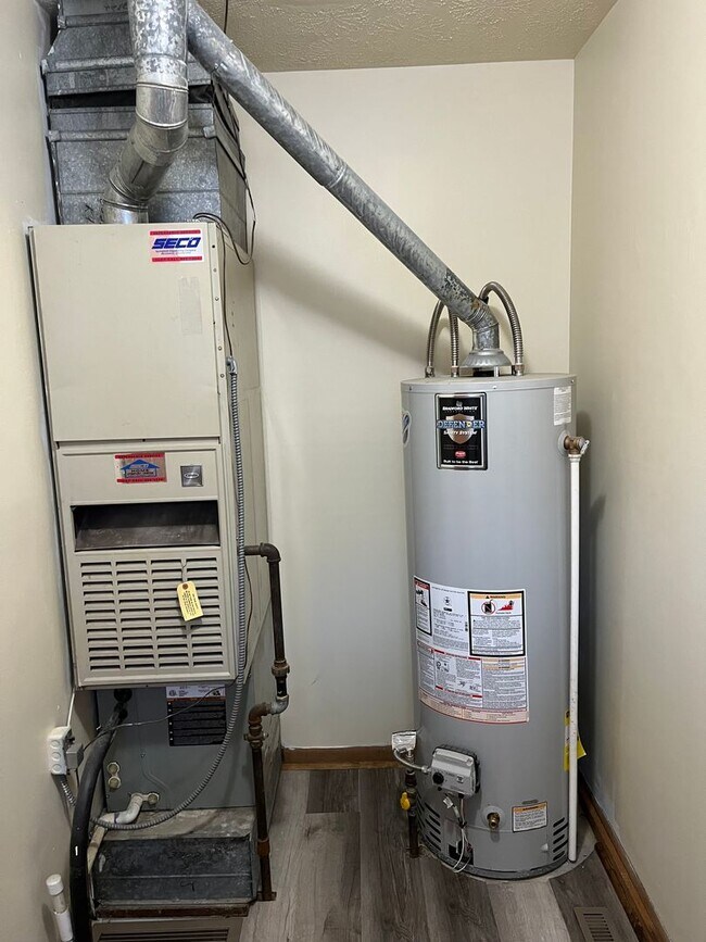 Building Photo - ADORABLE 3 BEDROOM HOUSE- FENCED BACK YARD