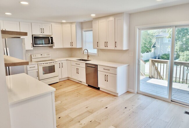 Building Photo - 3 Bed / 2-1/2 Bath Single Family Home