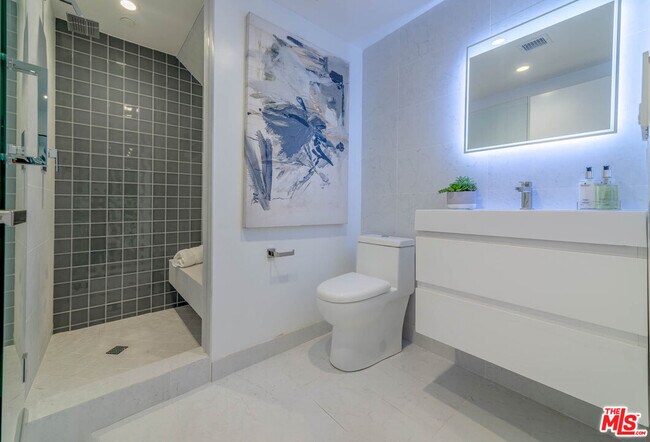 Building Photo - 1214 N Sycamore Ave