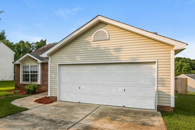 Building Photo - 2852 Longspur Dr